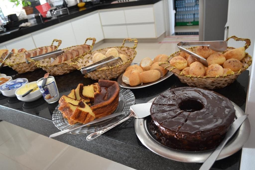 Pães e bolos na bancada do café da manhã